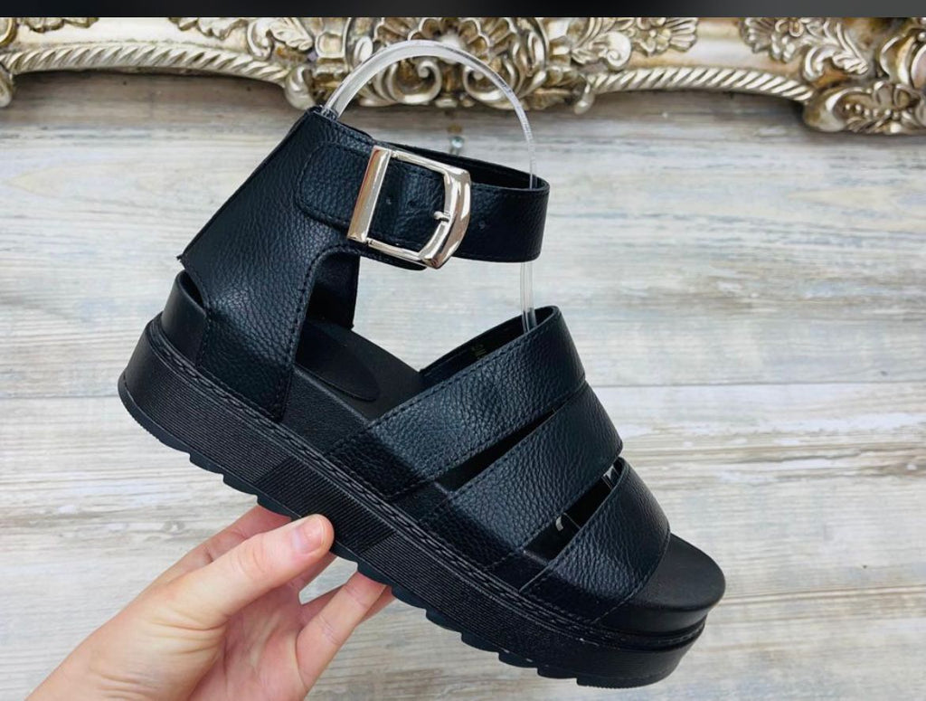 Buckle Detailed Sandals -Black