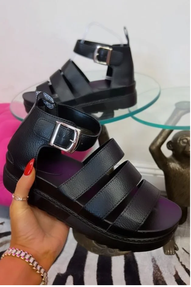Buckle Detailed Sandals -Black